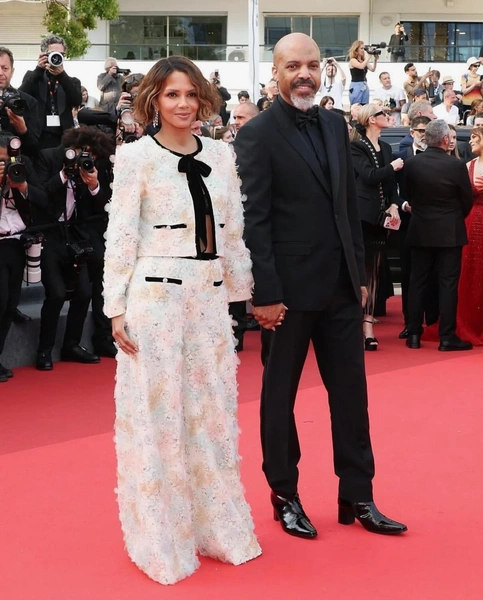 59-летняя обладательница «Оскара» Холли Берри в четвертый раз выходит замуж | marieclaire.kz