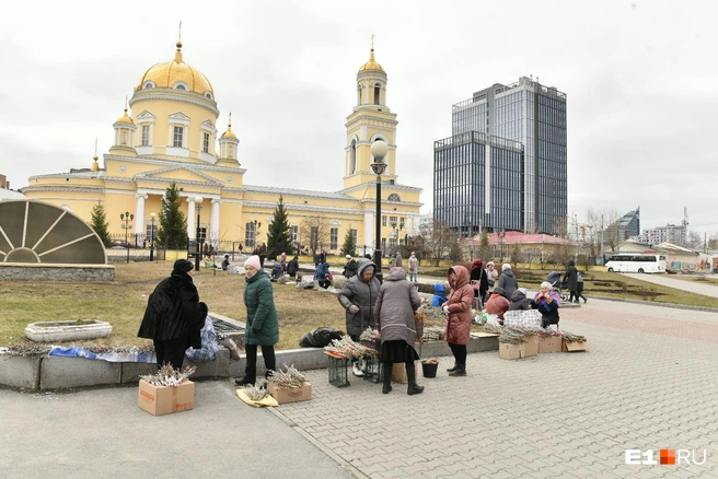 Веточку вербы можно было купить прямо у входа в собор | Источник: Артем Устюжанин / E1.RU