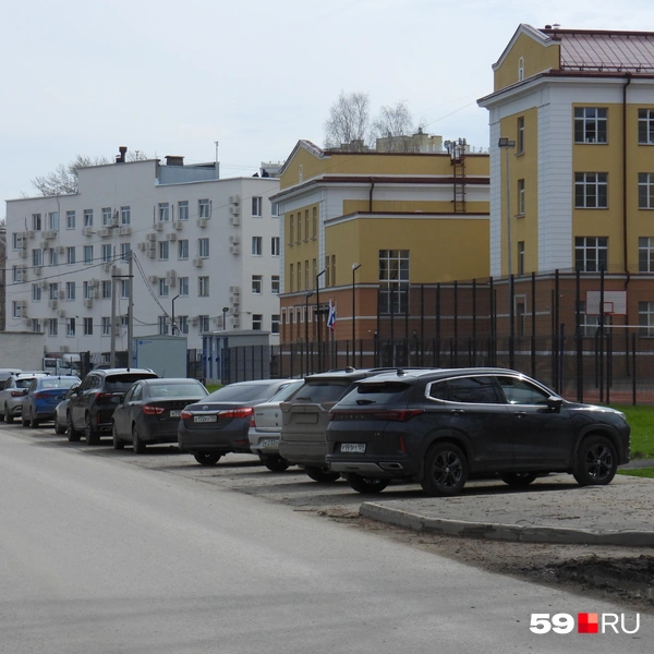 Вдоль школы со стороны улицы Степана Разина находится парковка | Источник: Кирилл Хафизов / 59.RU
