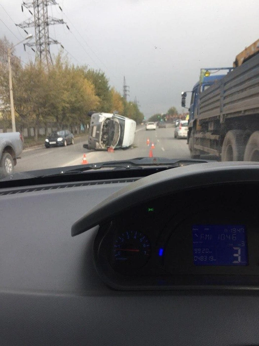 Второй участник аварии — «Тойота», стоит неподалеку с разбитым бампером