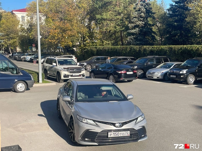 Toyota Camry — один из популярных автомобилей, на которых приезжали ВИПы | Источник: Радик Енчу / 72.RU