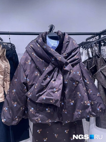 Куртка с шарфом 14&nbsp;999 рублей | Источник: Алёна Золотухина / NGS.RU 