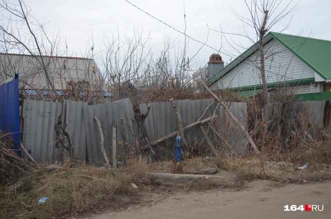 Во многих домах Юриша до сих пор нет водопровода и люди ходят за водой на колонку | Источник: Сергей Петунин / 164.RU