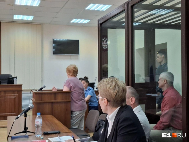 Мать и сестра убитого пришли в суд, от общения с прессой они воздержались | Источник: Евгений Кошек / E1.RU
