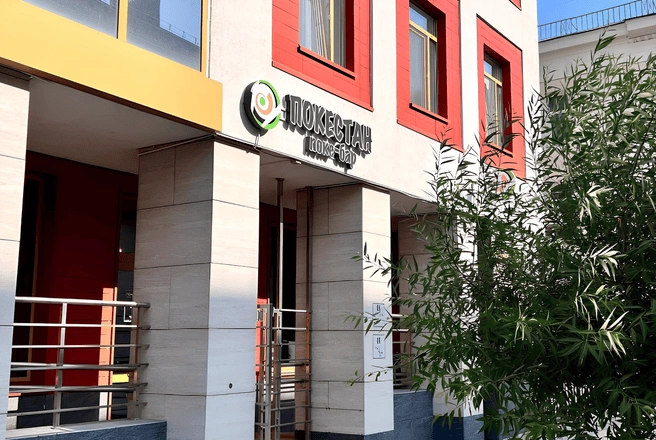 Ресторан гавайской кухни открылся в 2020 году и просуществовал 5 лет. В меню заведения были поке, боулы, онигири, салаты и разнообразные десерты | Источник: 2gis.ru