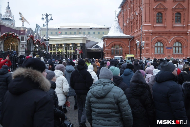 Толпа у метро «Площадь Революции» | Источник: Дмитрий Толстошеев / MSK1.RU