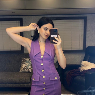 Фиолетовое платье с золотистыми пуговицами как у Камилы Мендес — модная находка лета 2022