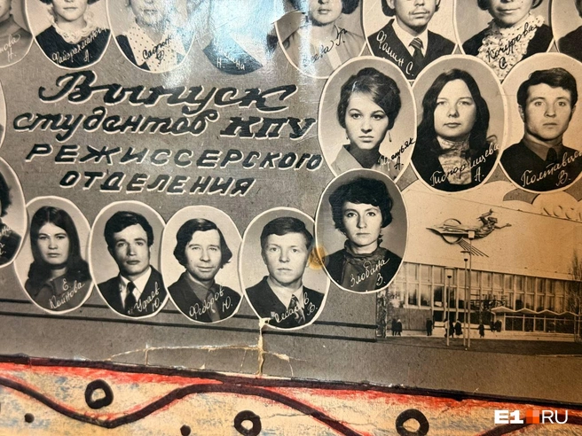 Владимир (четвертый слева в нижнем ряду) окончил режиссерское отделение | Источник: Дарья Костомина / E1.RU