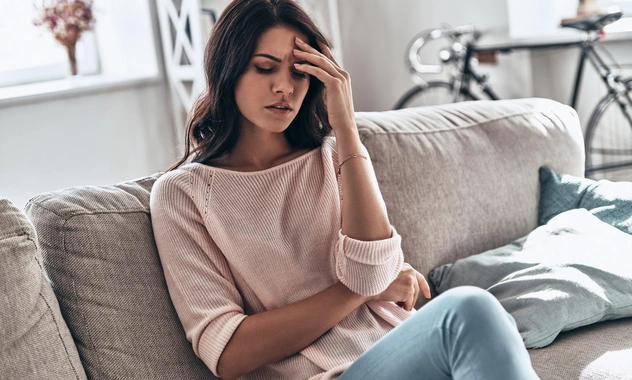 Невролог Кушнир оценила, помогают ли при мигрени заколки на бровях и лед к голове