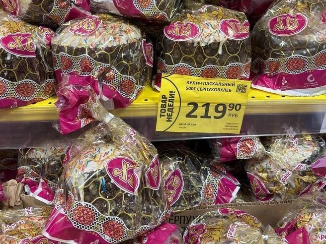 В «Дикси» полки заполнены разнообразными пасхальными куличами. | Источник: Ксения Ткаченко / 76.RU