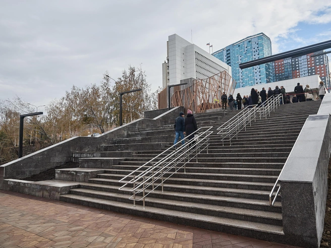 Парк расположен в непосредственной близости от здания областного парламента, где Юрий Бугаков работал последние 15 лет. | Источник: Александр Ощепков / NGS.RU