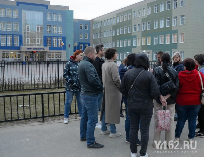Собрание родителей возле школы 75