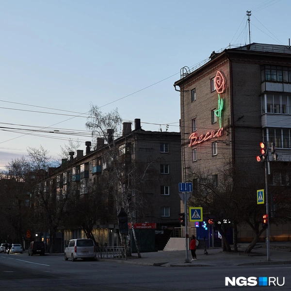 «Весна» на Гоголя, 1 — любимая вывеска Любима и узнаваемый уютный и стильный символ Новосибирска | Источник: Александр Ощепков / NGS.RU