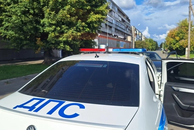 На перекрестке в Кургане загорелась учебная Lada после ДТП