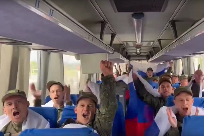На скриншоте видео — россияне, которых возвращают домой | Источник: Министерство обороны РФ / Telegram