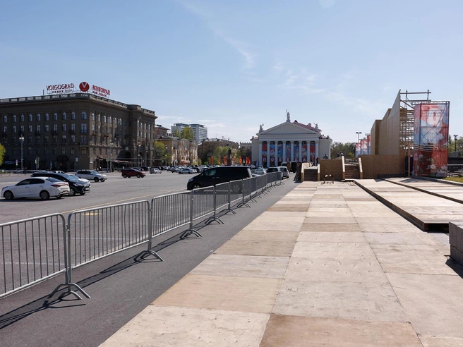 Водители получили возможность временно парковаться на освободившемся участке. | Источник: Алексей Волхонский / V1.RU