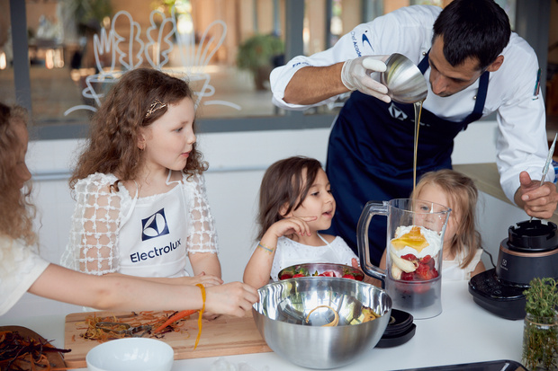 Фото №1 - «Дачное детство»: как прошло открытие нового кулинарно-садоводческого пространства Electrolux для детей и родителей на ВДНХ