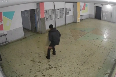 Тюменская полиция разыскивает мужчину за домогательства в лифте