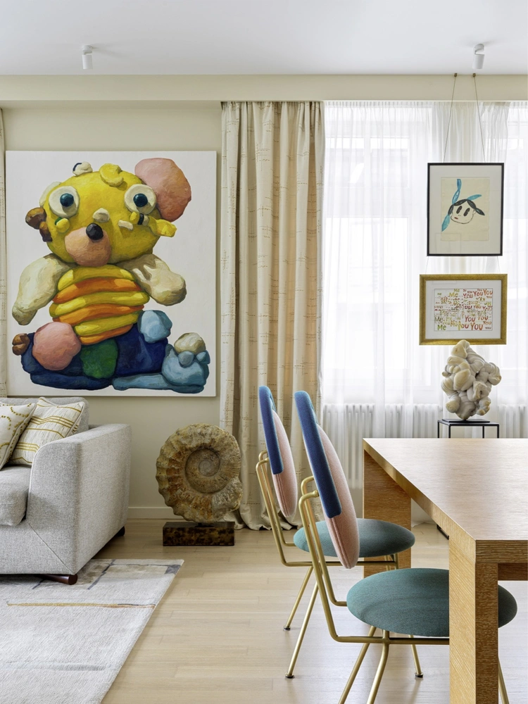 Квартира Полины Аскери. Проект Ангелины Аскери. Гостиная. Картина Peter Opheim, Askeri Gallery. Картина на окне вверху, Yoshitomo Nara, внизу — Roni Horn. Окаменелости привезены из Европы. | Источник: СЕРГЕЙ КРАСЮК. Стиль: НАТАЛЬЯ ОНУФРЕЙЧУК