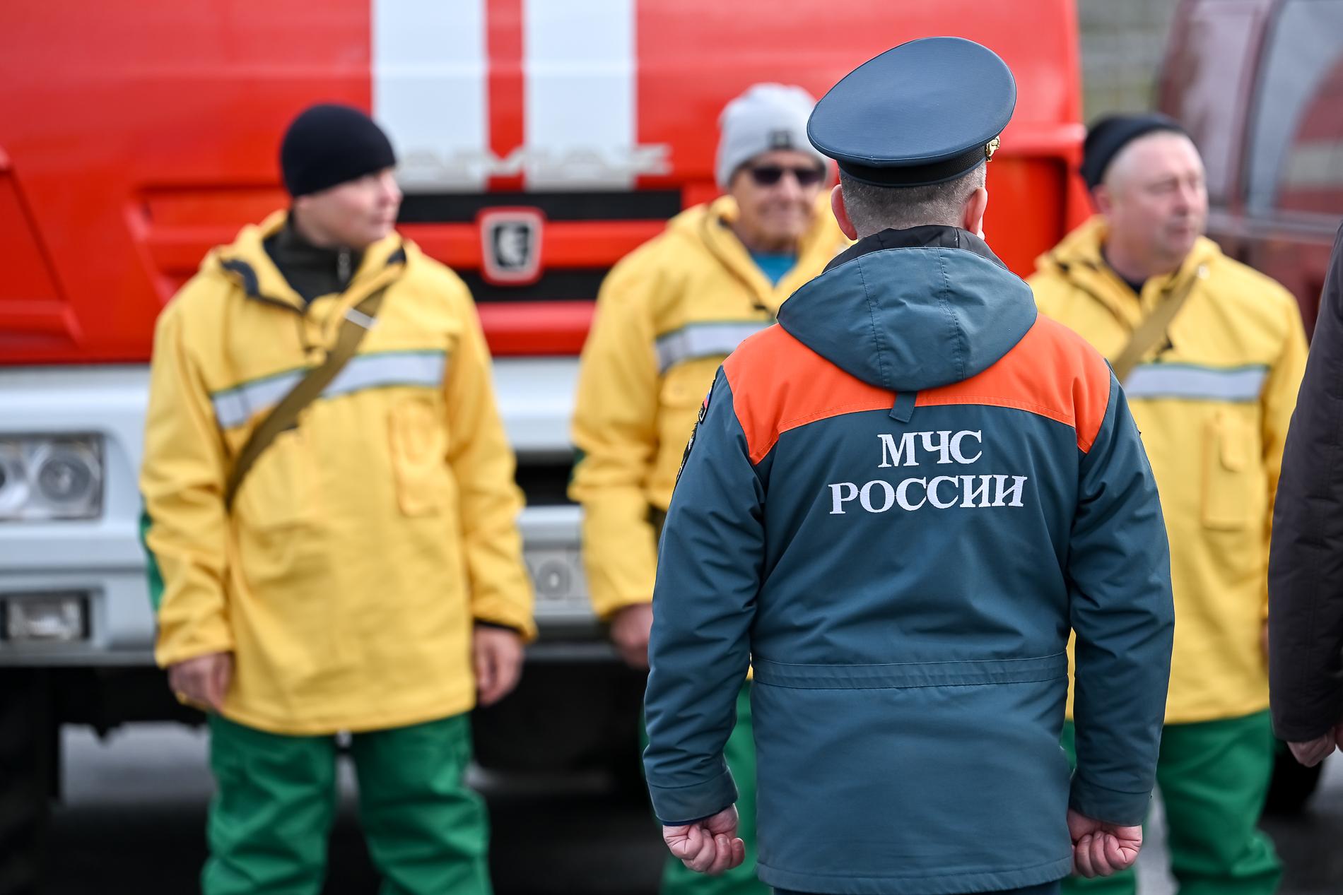 Собрали всю спецтехнику и спасателей в полном обмундировании: в Прикамье проверили готовность на сл…