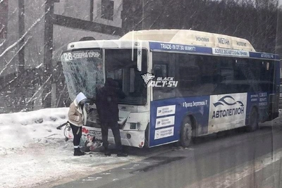 Грузовик и автобус столкнулись на Толмачевском шоссе