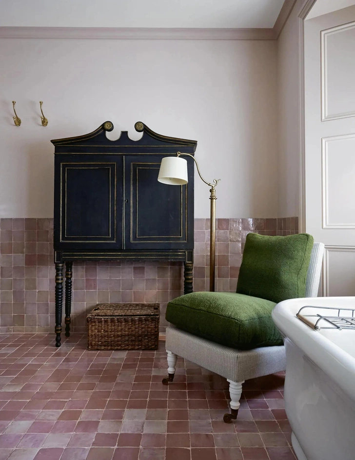 Дом в Лондоне, проект Harding & Read. Розовая плитка, Emery & Cie. Кресло Mark Chair, Howe. | Источник: Пол Мэсси