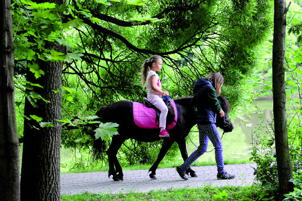 Александра прокатилась по аллеям парка на пони