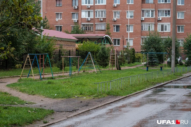 Площадки пустые, все, кто мог поиграть, в школе или детском саду | Источник: Булат Салихов / UFA1.RU