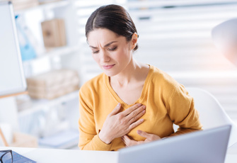 Кардиолог Кореневич перечислила симптомы, которые появляются за несколько дней до инфаркта