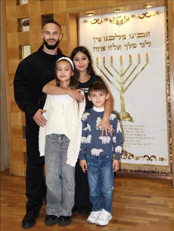 Джиган в Москве присматривает за детьми | Источник: iamgeegun / Instagram.com* (деятельность соцсети запрещена на территории РФ)