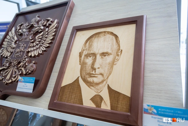 Также можно купить герб страны или портрет президента. Портрет стоит 2500 рублей, герб — 4000 рублей | Источник: Владислав Лоншаков / E1.RU