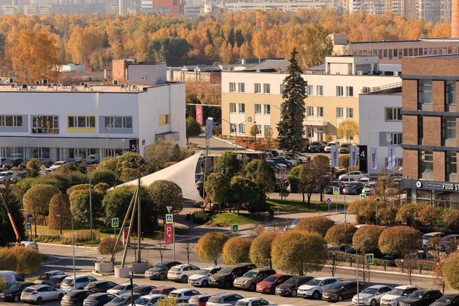 Здесь уже есть кафе, рестораны, коворкинги, фитнес-центры и магазины, уютные скверы и аллеи, большая парковка и охраняемая территория под взором 500 камер | Источник: Денис Полуэктов