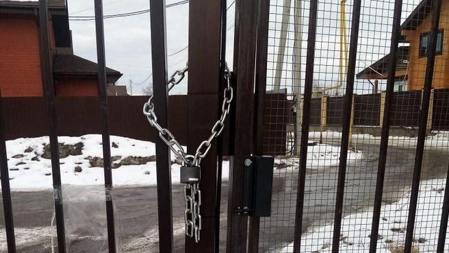 Жители Новой Опалихи и деревни Крутой недовольны УК «Стар», которая вешает замки на ворота | Источник: читатель NN.RU
