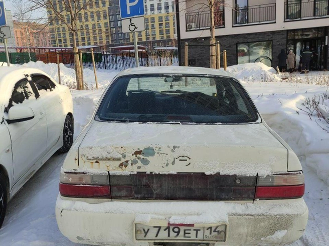 Автомобиль, не состоящий на учёте, занял место, предназначенное для инвалидов. | Источник: читательница Марина