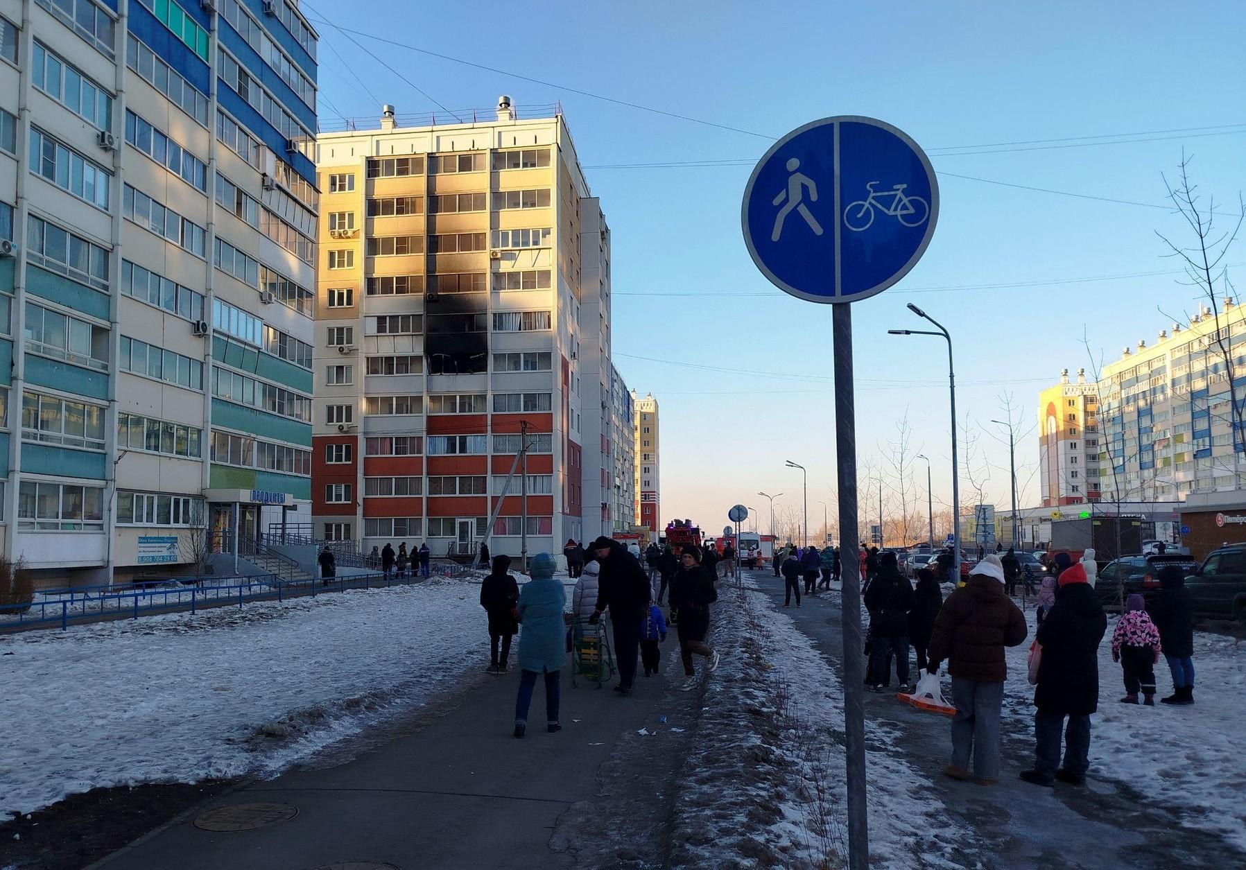 В многоэтажке в Челябинске вспыхнула квартира, хозяйке потребовалась помощь медиков 