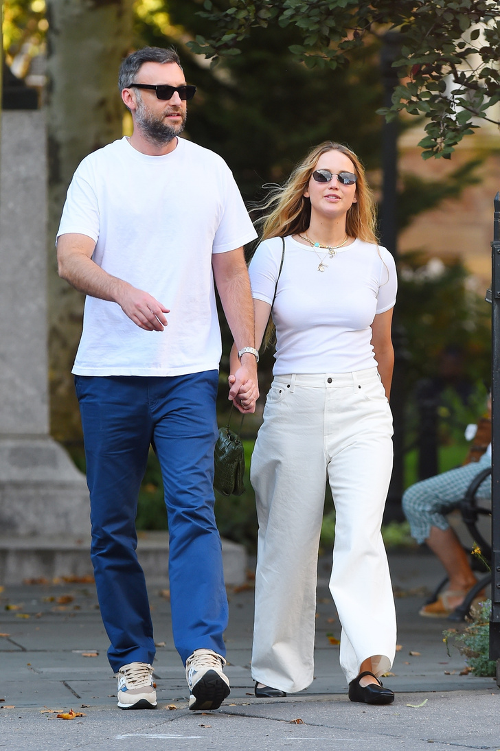 Шурша листвой: Дженнифер Лоуренс в самых модных белых джинсах гуляет с мужем по Нью-Йорку