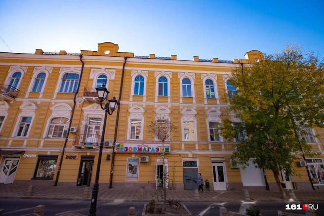 Здесь находился доходный дом купца Матвея Кулакова. Его окрасили в оранжевые оттенки | Источник: Александр Подопригора