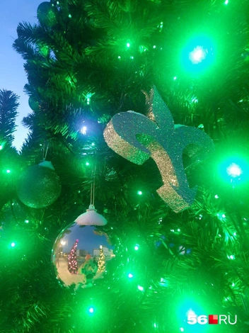 Такие игрушки висели в прошлом году | Источник: Анастасия Баринова / 56.RU