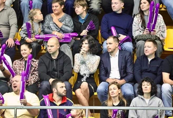 Ирина Текслер болеет за клуб на домашних матчах | Источник: «Уралочка» | Ватерпольный клуб | Златоуст / Vk.com