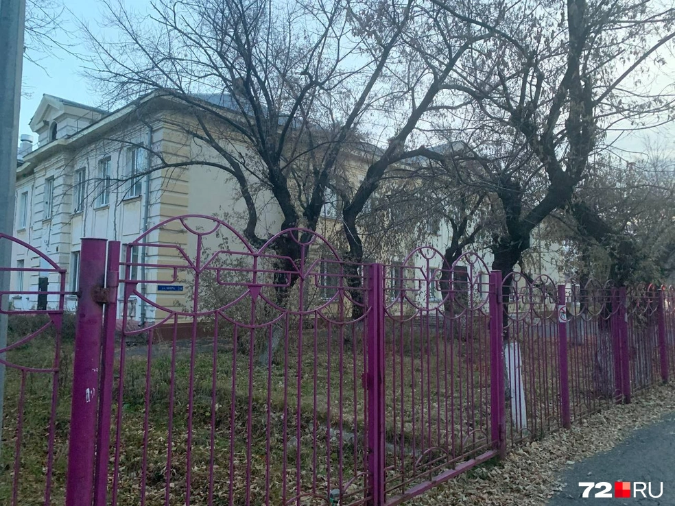 По слухам, школу строили пленные немцы | Источник: Никита Кифорук / 72.RU