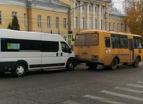 В центре Рязани маршрутка врезалась в автобус с детьми | ya62.ru