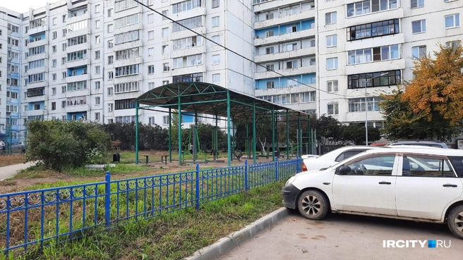 Детская спортивная площадка, которую поставили зимой | Источник: Виктор Лучкин / «ИрСити»