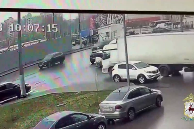 Грузовик сбил пешехода на Мещере — момент ДТП на видео