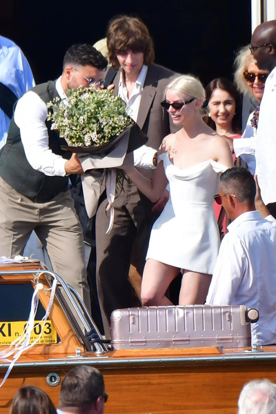 Сногсшибательная невеста и пирожные в форме настоящего сердца: актриса Аня Тейлор-Джой поделилась фотографиями со своей тайной свадьбы