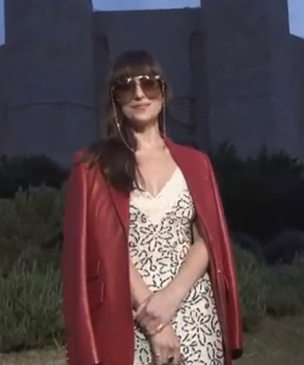Дакота Джонсон в самом игривом настроении и платье с бахромой на показе Gucci