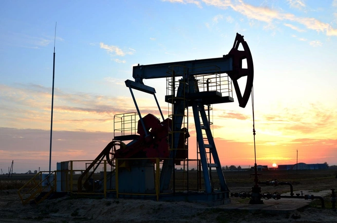 ОПЕК+ слегка увеличит добычу нефти в декабре, но не станет в первом квартале 2026-го | Источник: Maksim Safaniuk istockphoto.com