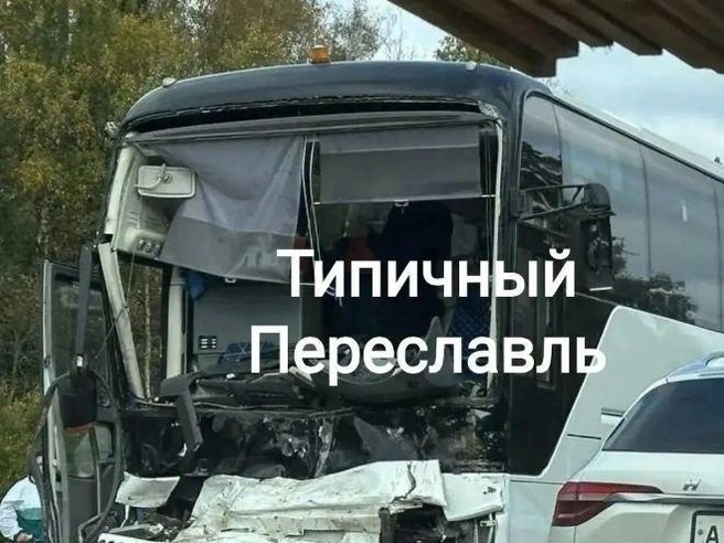 Второй автобус помят | Источник: Типичный Переславль-Залесский / Telegram