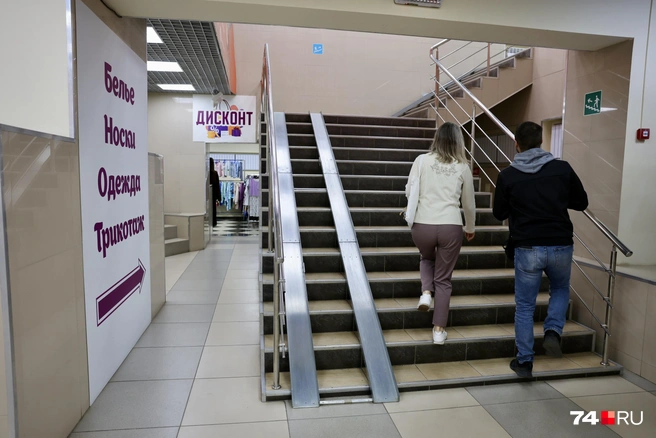 Внизу&nbsp;— галантерея и дисконт одежды | Источник: Михаил Шилкин