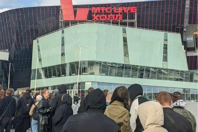Многотысячная толпа зумеров ждет на улице концерт GSPD