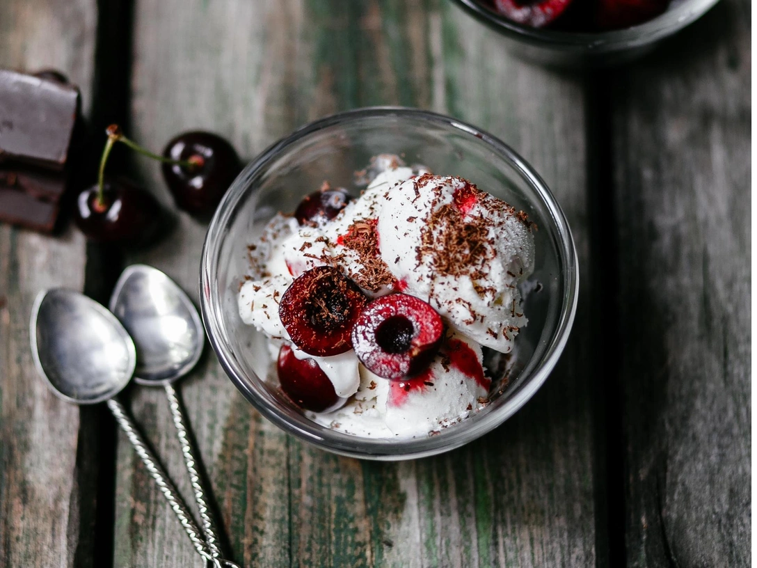 Дети будут в восторге: шоколадно-вишневое мороженое, которое легко приготовить дома | marieclaire.ru